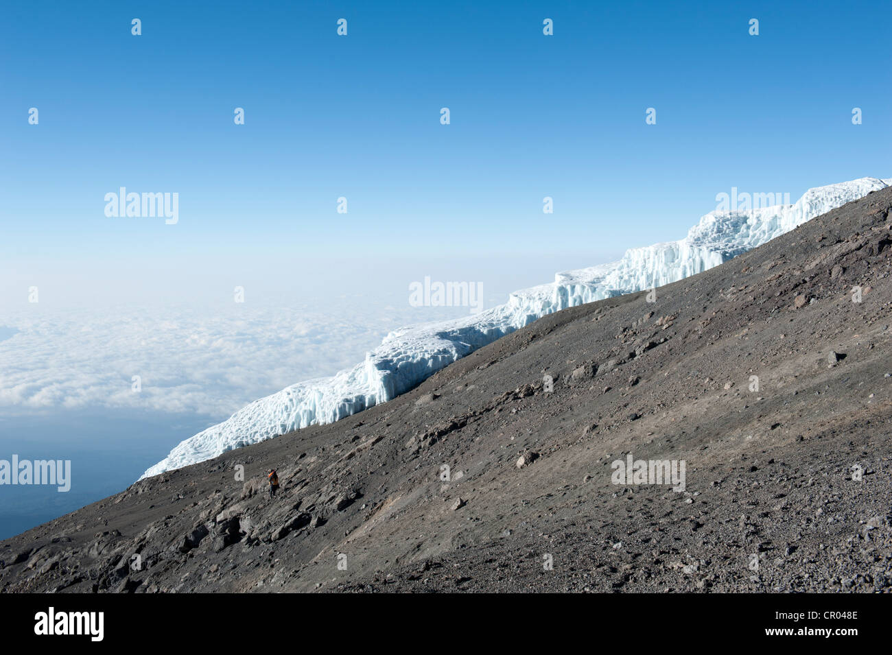 El hielo glaciar Rebmann, en el borde del cráter del Kibo, cumbre del Pico Uhuru, volcán extinto, Kilimanjaro, Parque Nacional Foto de stock