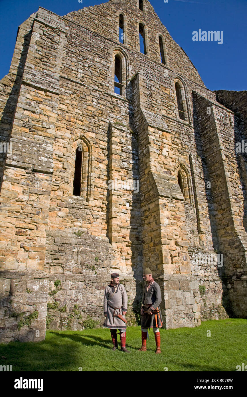 En el Reino Unido. Inglaterra. Abadía de Battle. East Sussex. Dos hombres en trajes medievales. Foto de stock