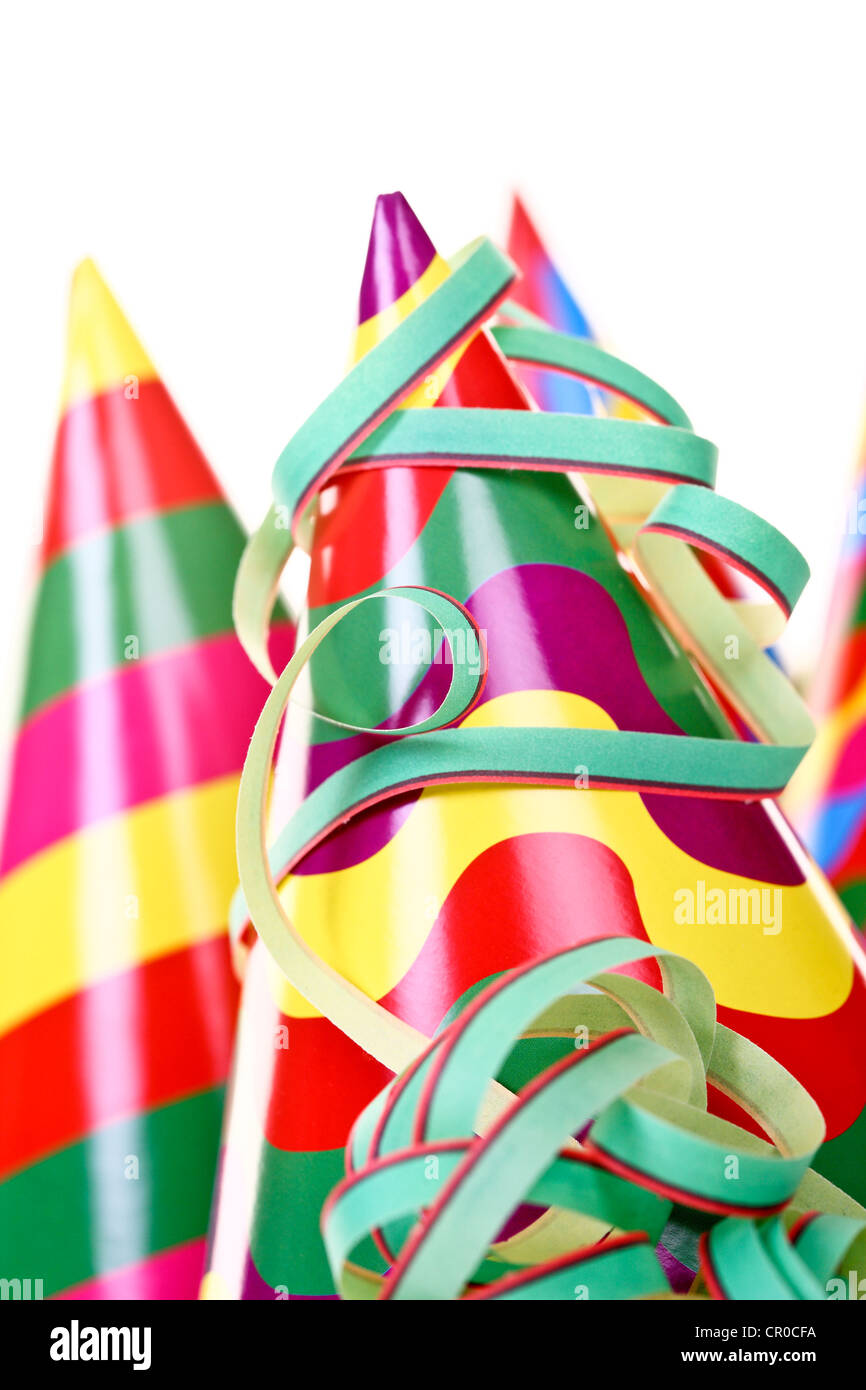Coloridos sombreros de fiesta con serpentinas Foto de stock