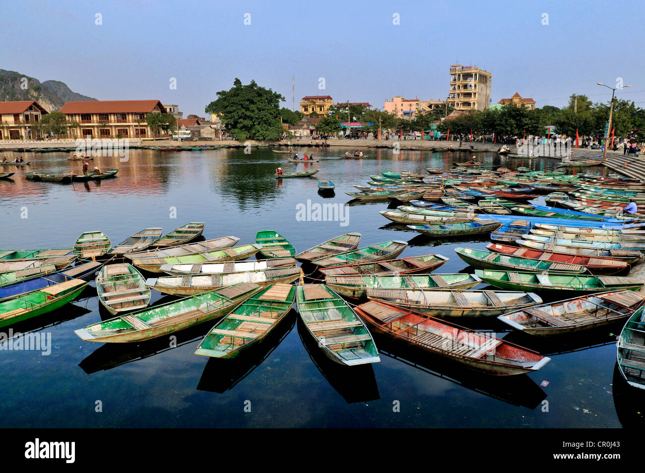 Botes a remo, Tam Coc región, Ninh Binh, seque la Bahía de Halong, Vietnam, Sudeste de Asia, Asia Foto de stock