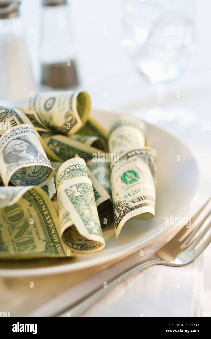 El papel moneda en el plato de comida, Foto de estudio Foto de stock