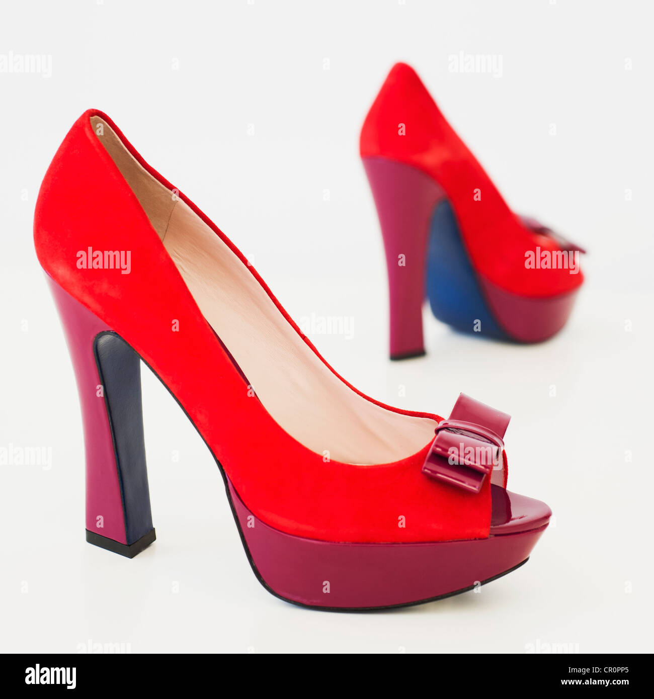 Par de rojo zapatos de tacón alto talón abierto sobre fondo blanco  Fotografía de stock - Alamy