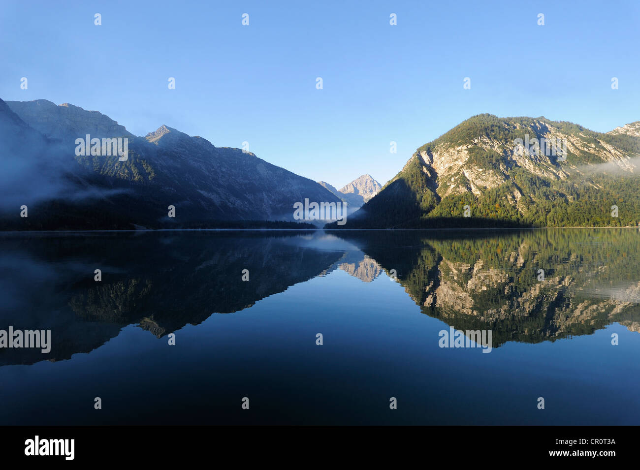 Lago Plansee, Alpes Ammergau, montañas Ammergebirge, mirando hacia la montaña Lechtal Thaneller en los Alpes, Tirol, Austria Foto de stock