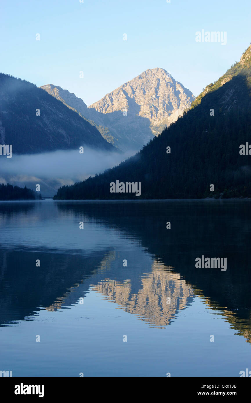 Lago Plansee, Alpes Ammergau, montañas Ammergebirge, mirando hacia la montaña Lechtal Thaneller en los Alpes, Tirol, Austria Foto de stock