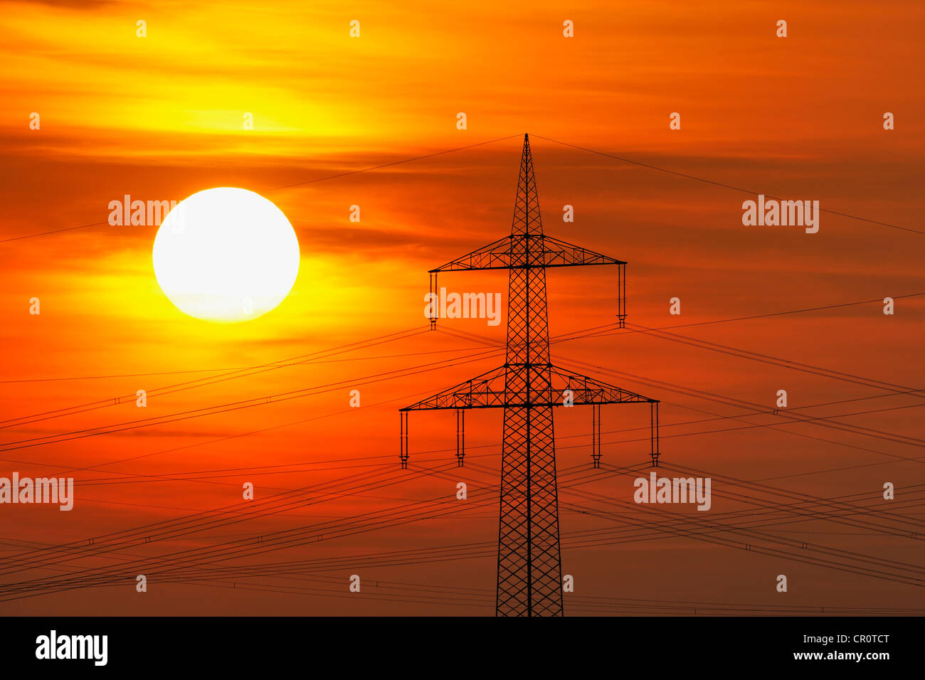 Líneas de transmisión de energía eléctrica, la electricidad pilono, con la puesta del sol, cerca de Stuttgart, Beinstein Baden-Wuerttemberg Foto de stock