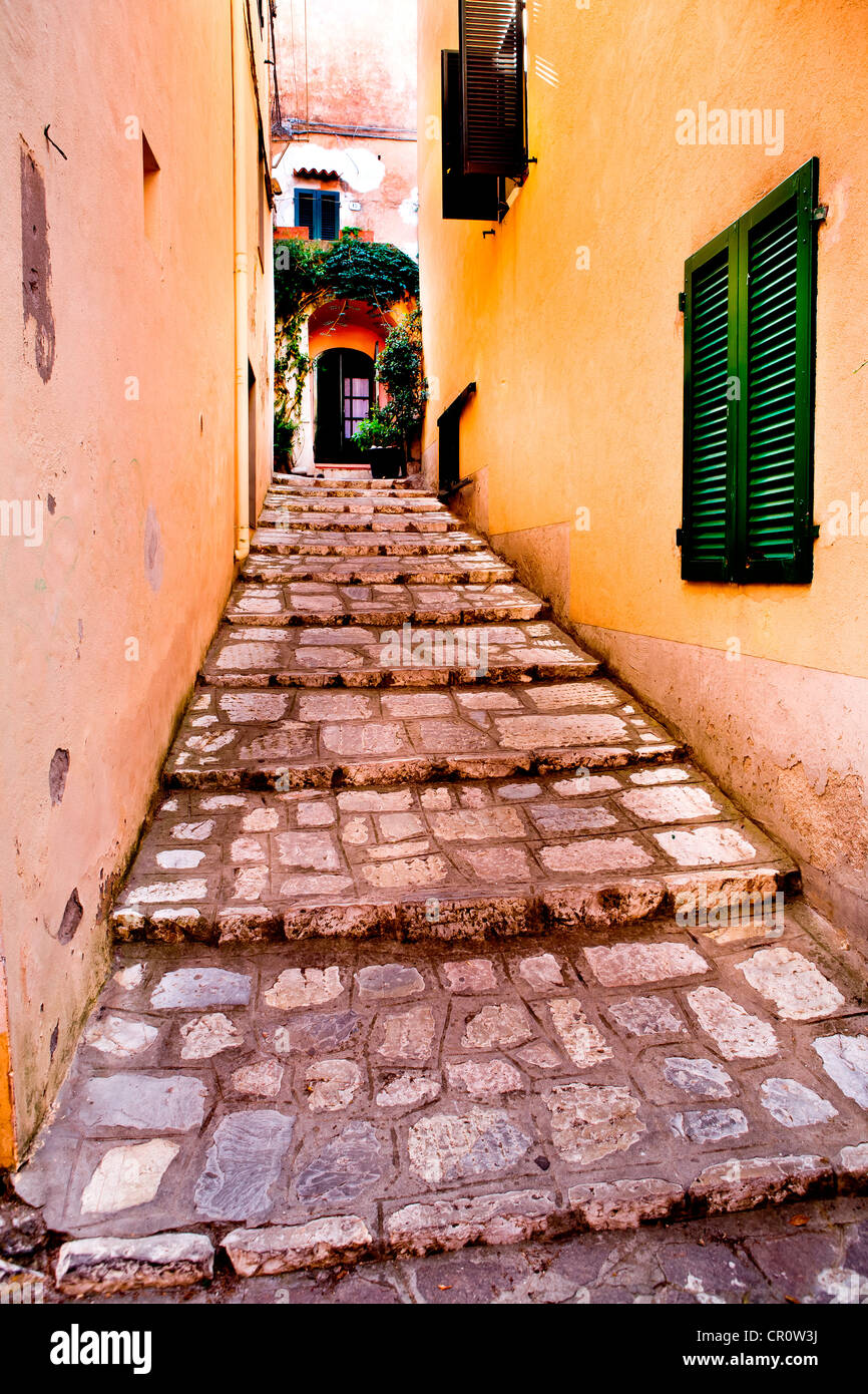 Escaleras en un estrecho callejón, Rio nell'Elba, la Isla de Elba, Italia, Europa Foto de stock