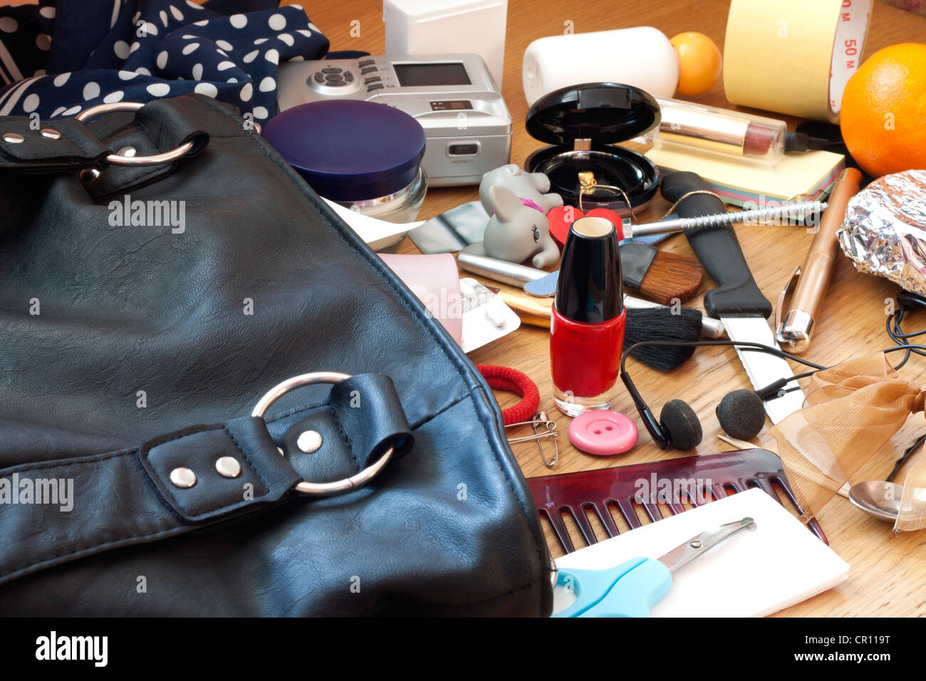 Desorden desorden y muchos accesorios en mujeres bolso concepto Fotografía  de stock - Alamy