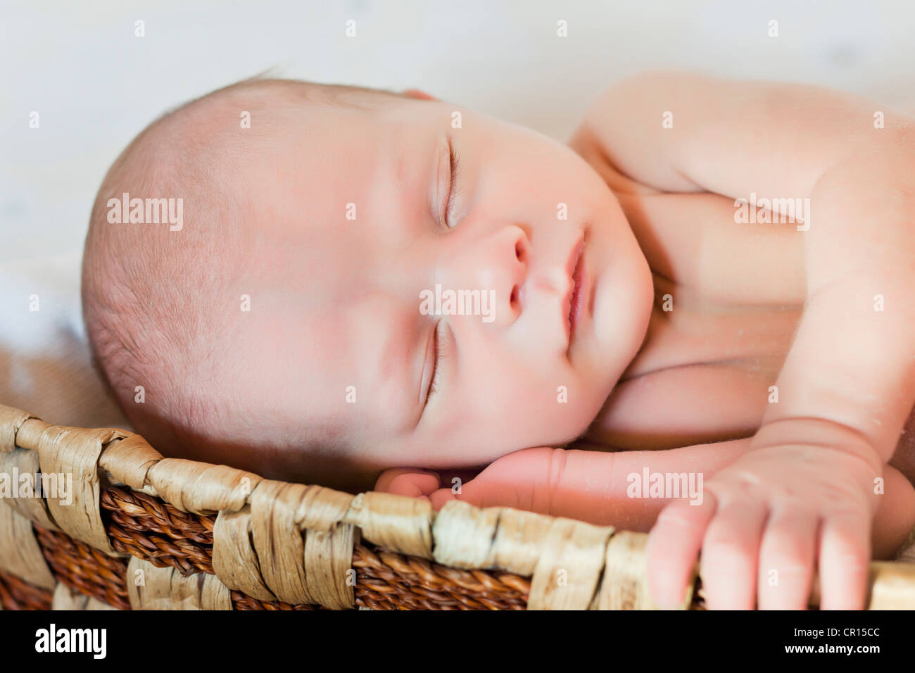 Bebé recién nacido, 3 semanas, durmiendo en una cesta Fotografía de stock -  Alamy