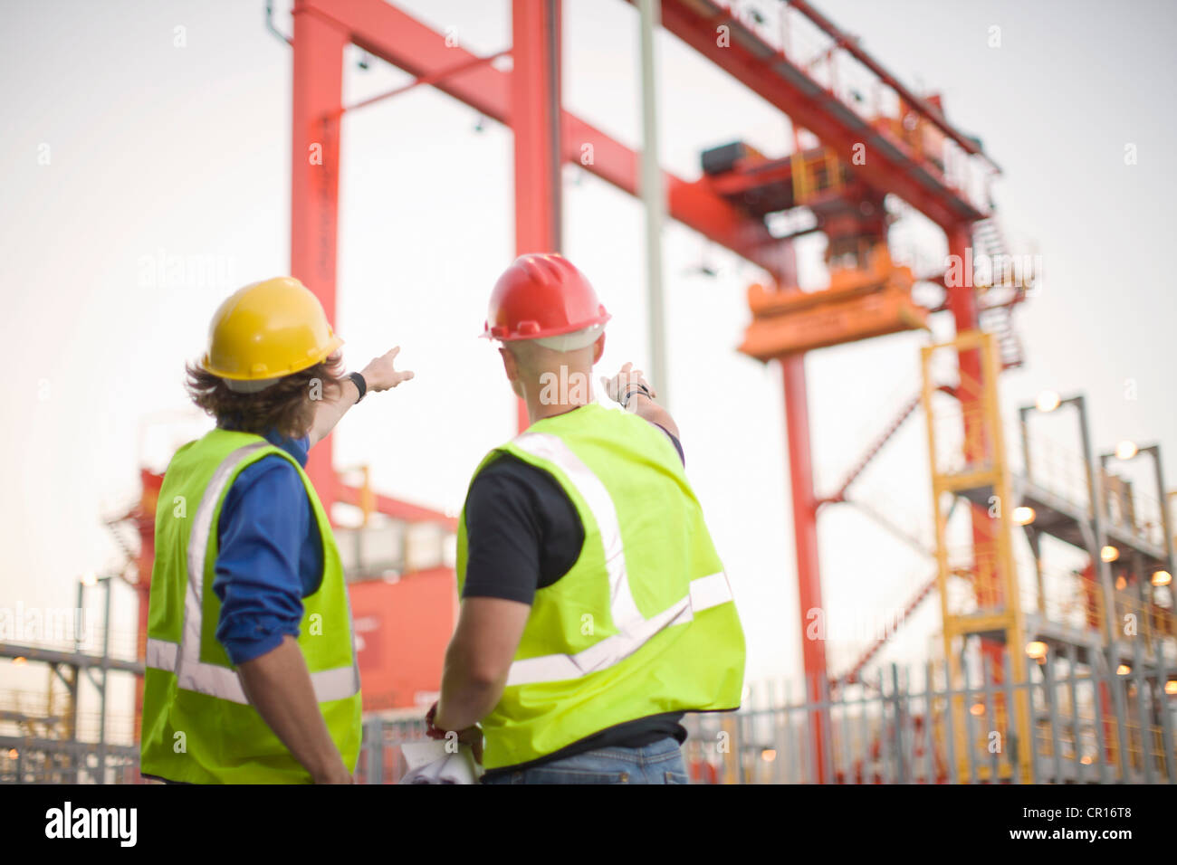 Hablando de los trabajadores de la construcción en el sitio Foto de stock