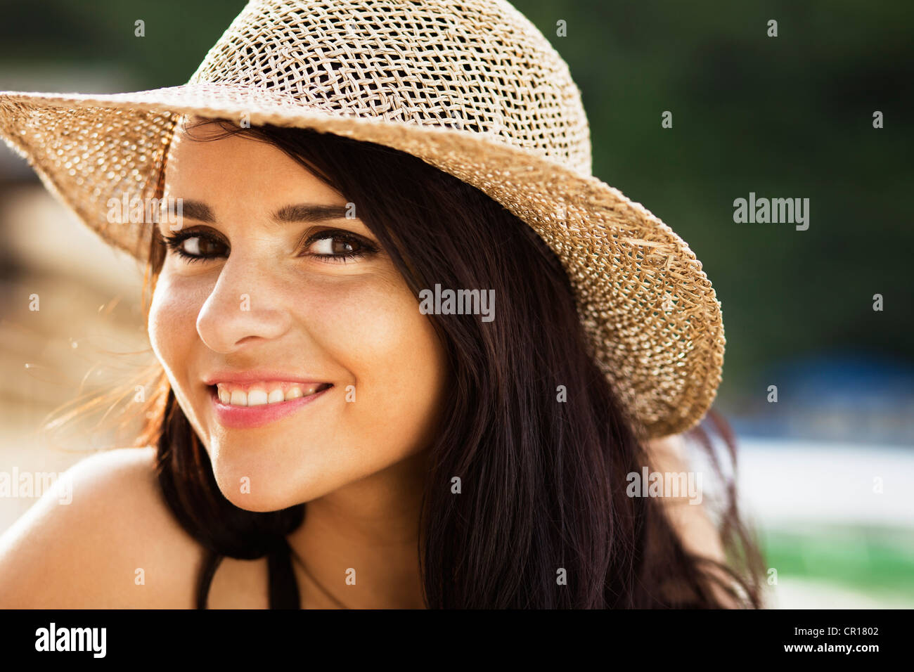 Mujer sonriente vistiendo sombrero Foto de stock