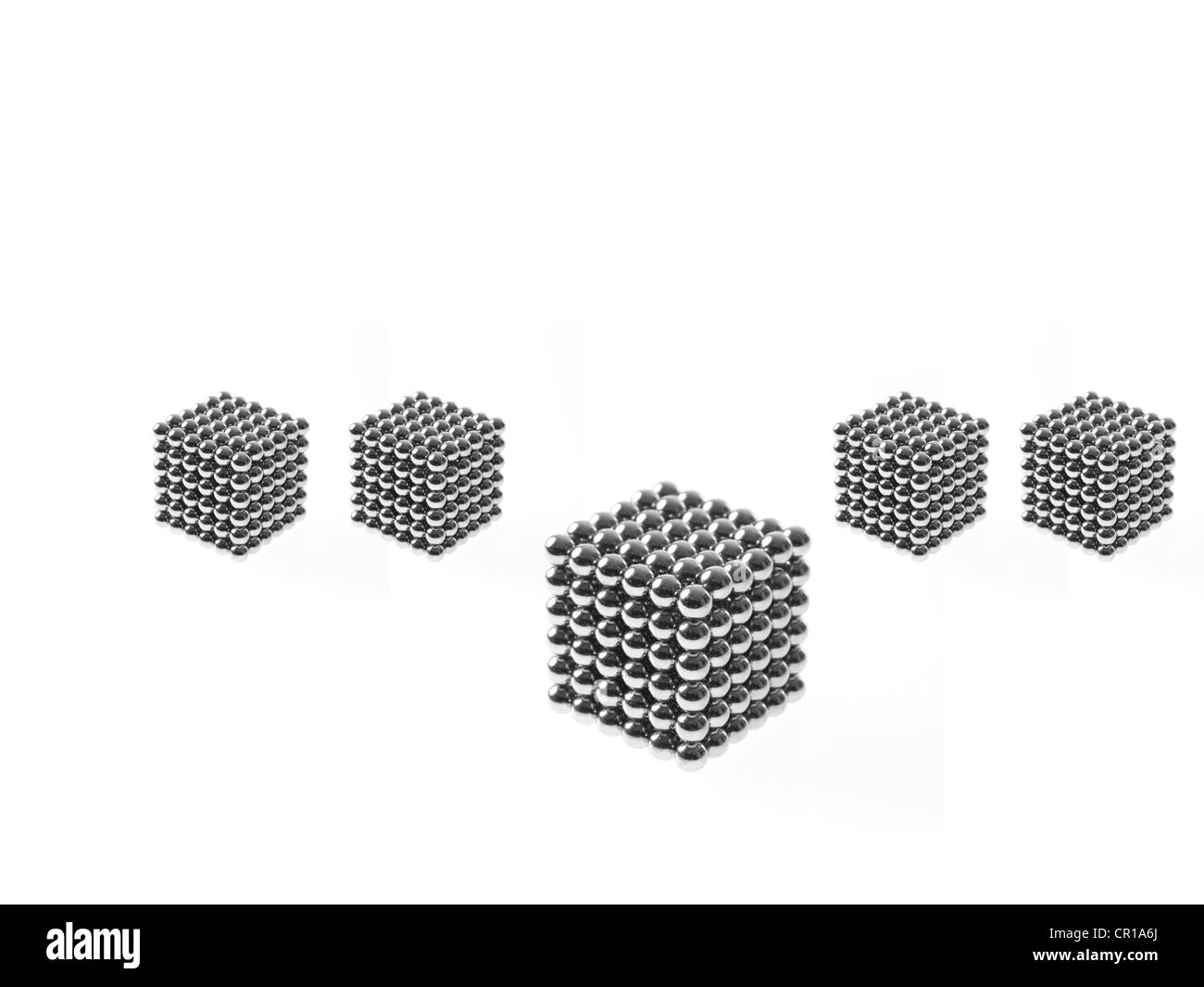 Foto de estudio de bolas pachinko organizados en el grupo de cubos Foto de stock