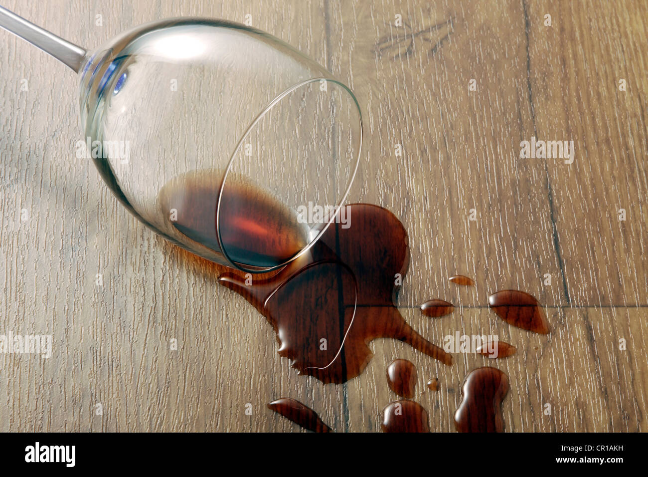 Pisos de vinilo y encimeras de pizarra en un noventa cocina con ventanales  al jardín Fotografía de stock - Alamy