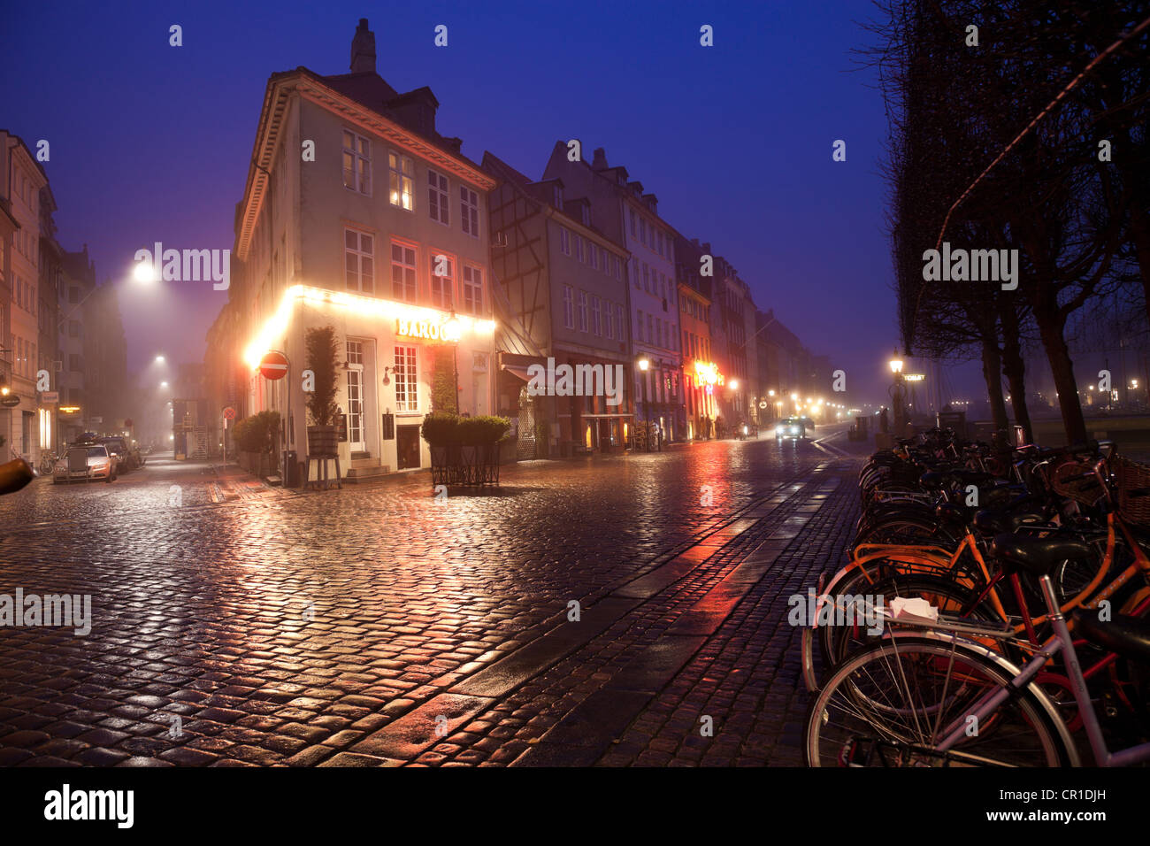 Dinamarca, Copenhague, distrito de Nyhavn en invierno temprano por la mañana Foto de stock