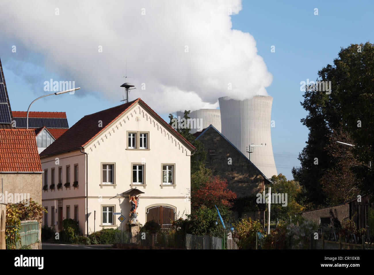 Garstadt, torres de enfriamiento de la Planta de Energía Nuclear de Grafenrheinfeld cerca de Schweinfurt, Baja Franconia, Franconia, Baviera Foto de stock