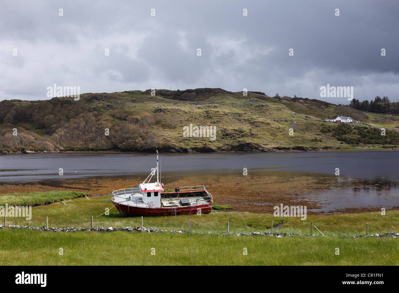 Barco en tierra, Teelin Bay, en el condado de Donegal, Irlanda, Europa PublicGround Foto de stock