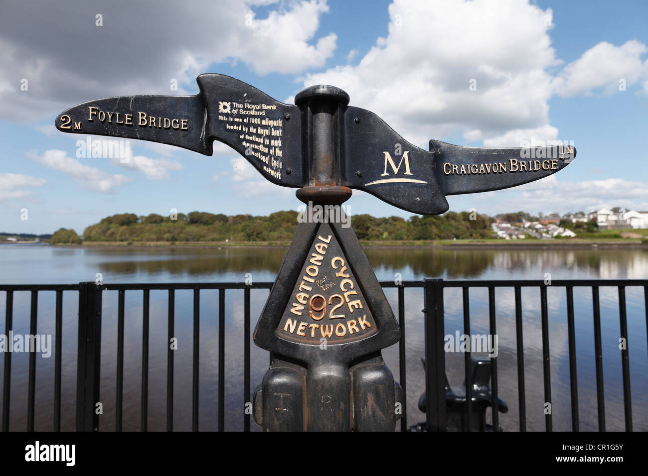 Letrero de hierro fundido sobre el río Foyle, Londonderry, Condado de Derry, Irlanda del Norte, Gran Bretaña, Europa, PublicGround Foto de stock