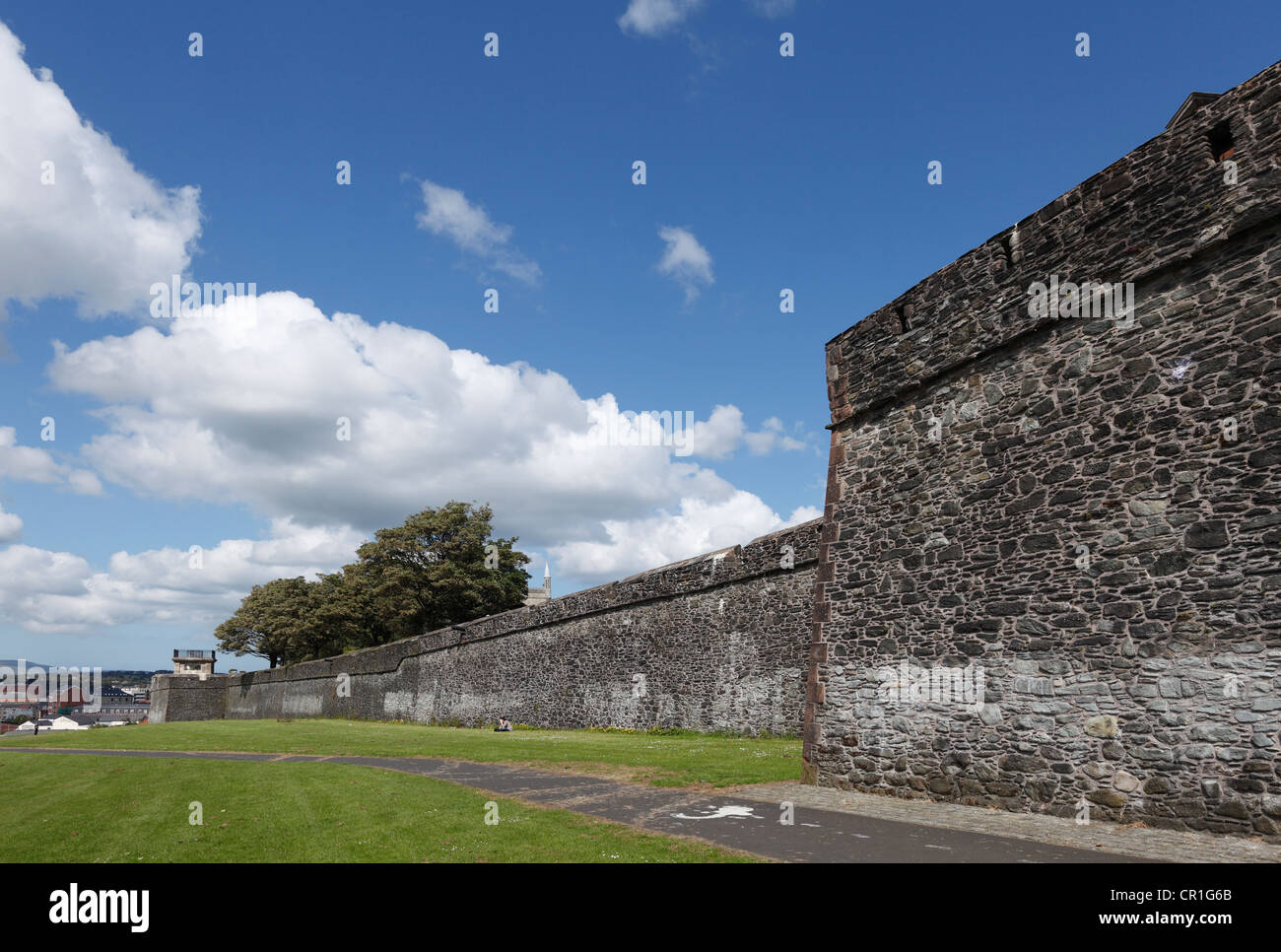 Las murallas de la ciudad de Londonderry, en el condado de Derry, Irlanda del Norte, Gran Bretaña, Europa, PublicGround Foto de stock