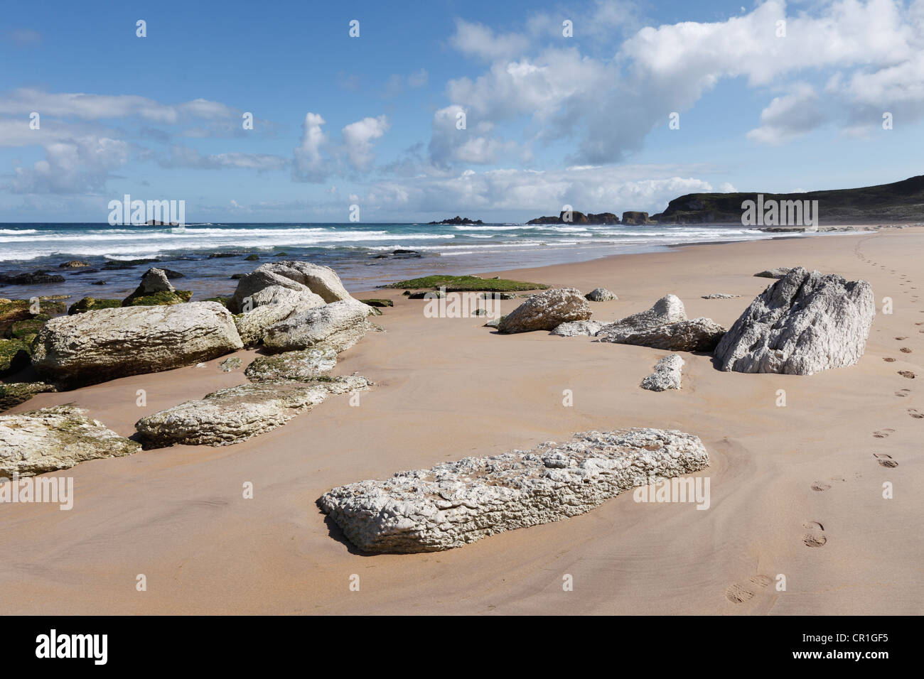 Parque Bahía Blanca o Bahía Blanca Whitepark con rocas calizas, Antrim, Condado de Antrim, Irlanda del Norte, Reino Unido Foto de stock