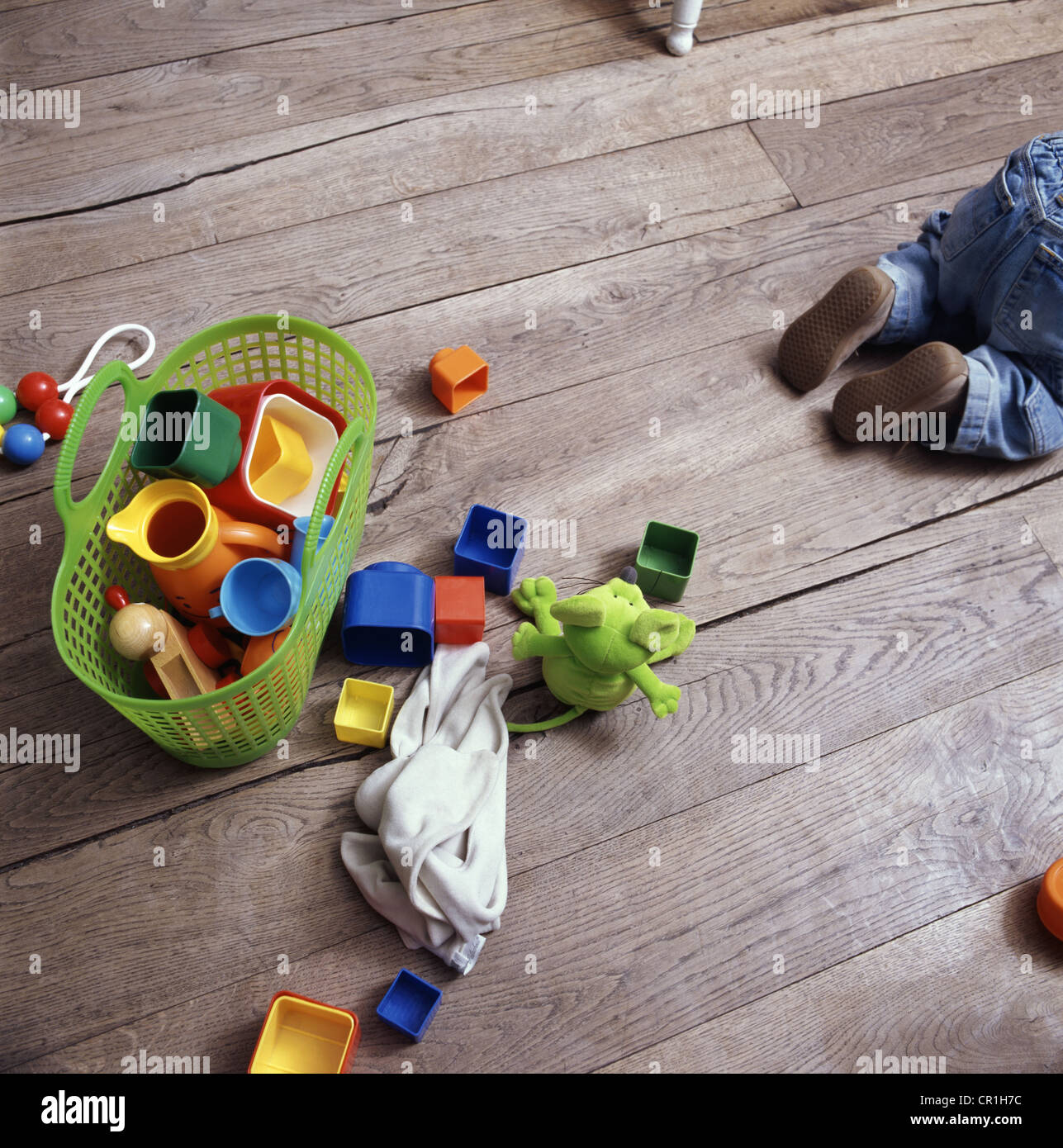 Bebés juguetes sobre un piso de madera Foto de stock