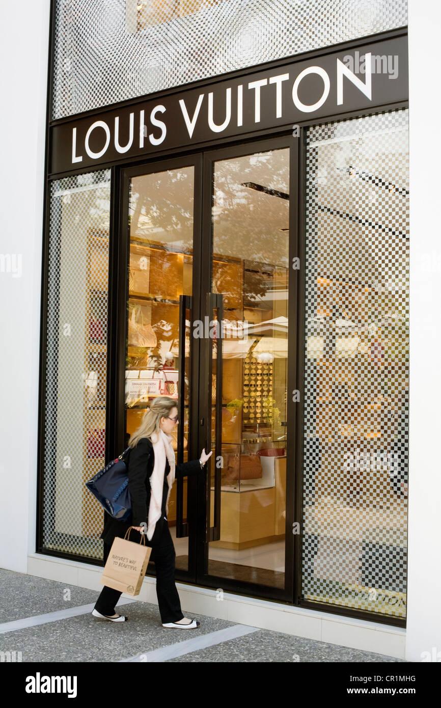 Grecia, Attica, Athens, Kifissia, con fachada de tienda Louis Vuitton  Fotografía de stock - Alamy