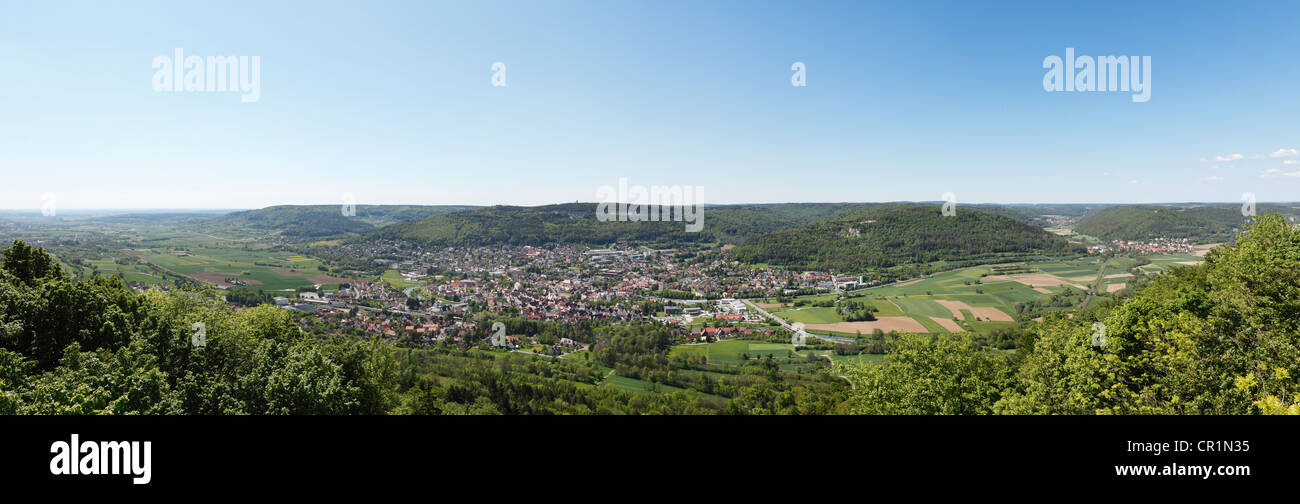 Vistas panorámicas de toda la ciudad de mercado de Wiesenttal con Ebermannstadt desde la mirada Wallerwarte, Suiza de Franconia Foto de stock