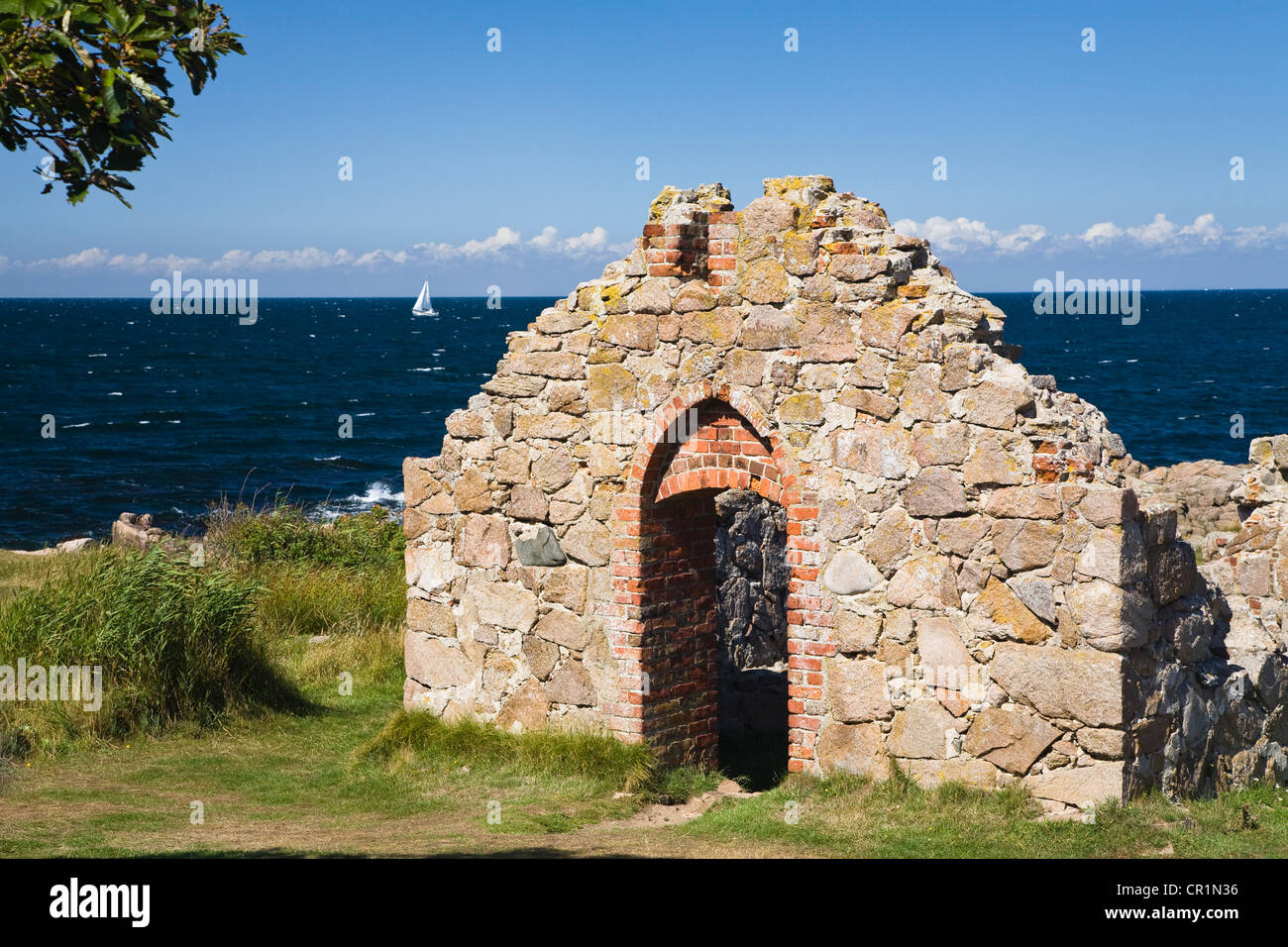 Salomons capilla en el paisaje costero en la Hammer Odde punta norte de Bornholm, Dinamarca, Europa Foto de stock