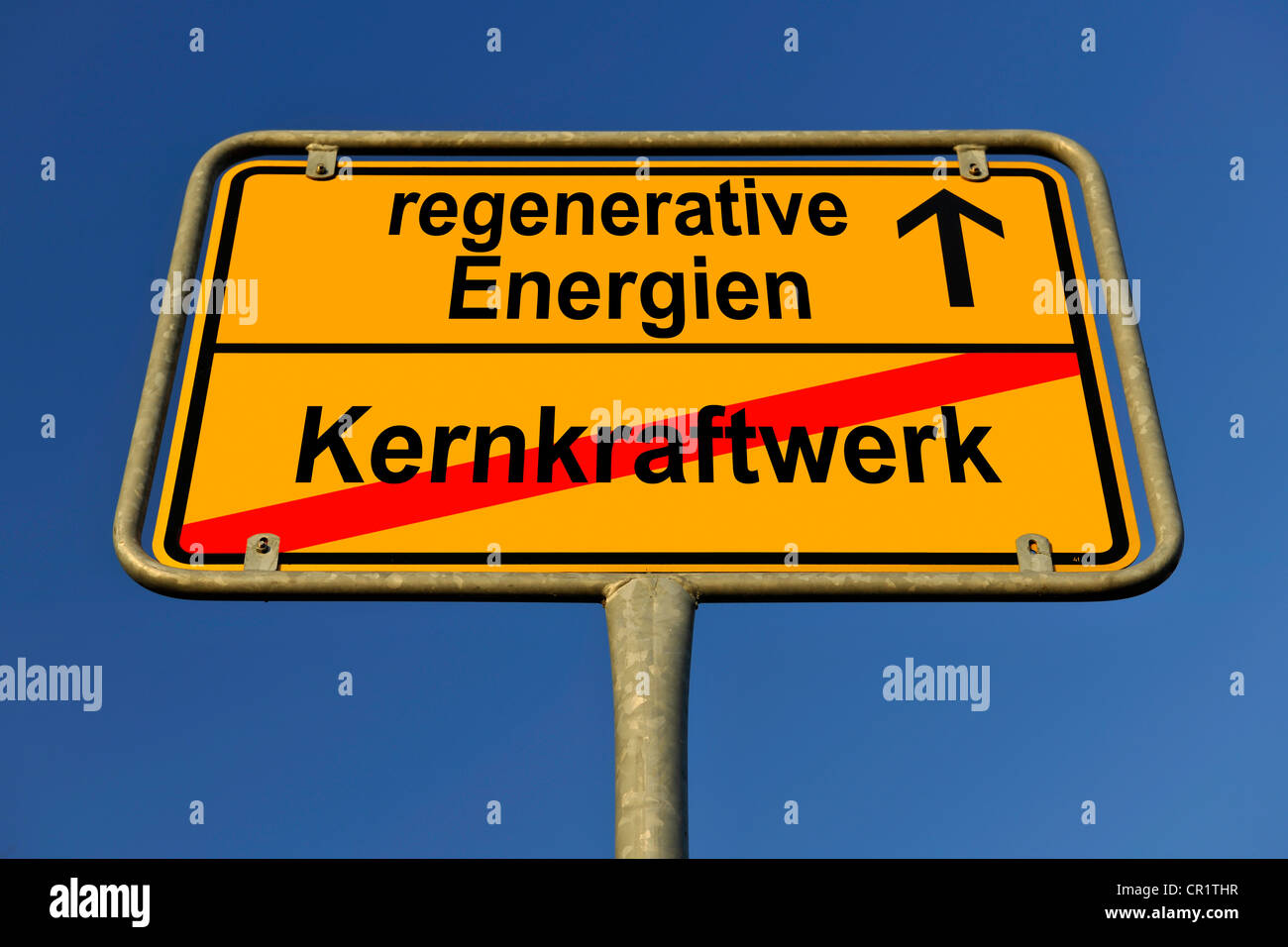 Los límites de la ciudad firmar con las palabras Energien regenerativa y Kernkraftwerk, Alemán para la energía renovable y la estación de energía nuclear, Foto de stock