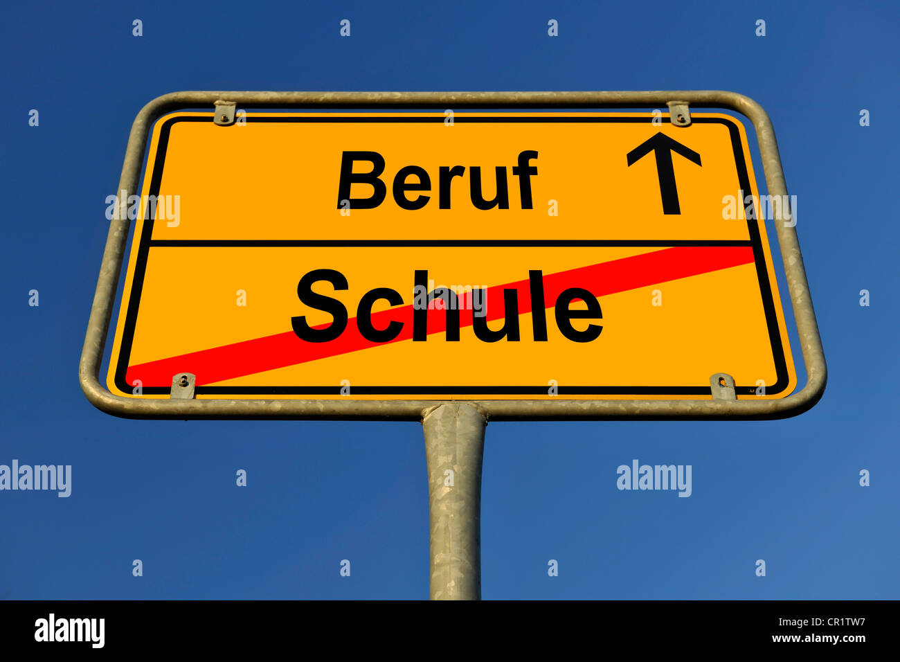 Signo, el límite de la ciudad, imagen simbólica para la transición de la escuela al Schule o Beruf o trabajo Foto de stock