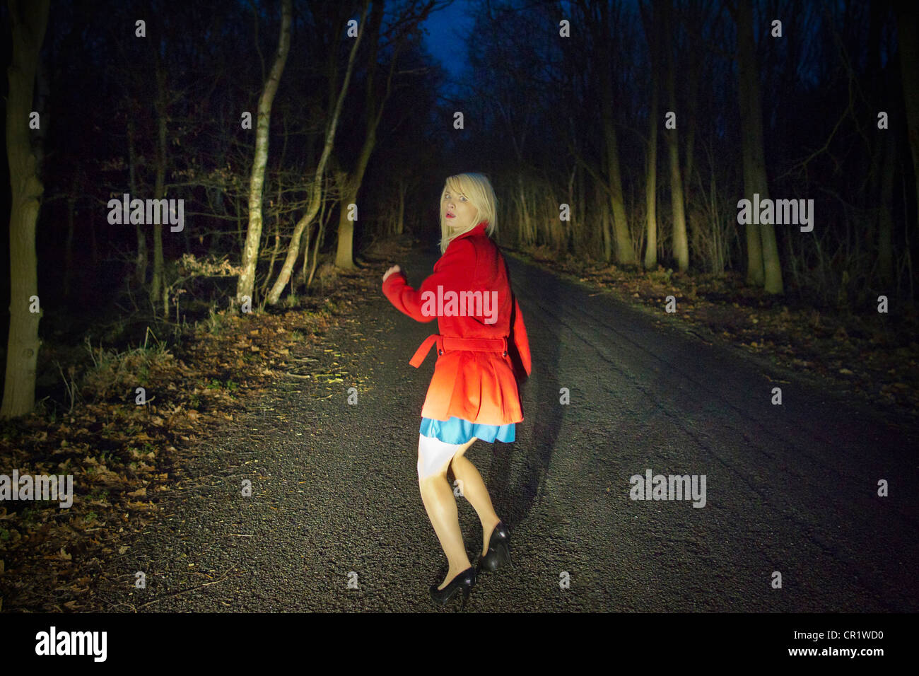 Personas corriendo en el bosque noche fotografías e imágenes de alta  resolución - Alamy