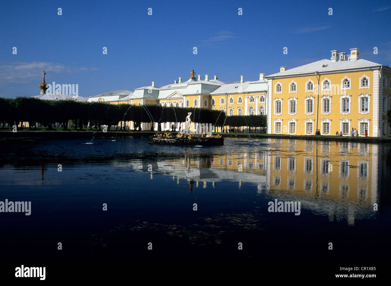 Rusia, Peterhof (Petrodvorets), cerca de San Petersburgo, Patrimonio Mundial de la UNESCO, Pedro el Grande del Palacio Imperial Foto de stock