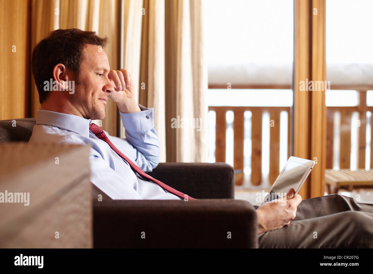 La empresaria con tablet en la habitación del hotel Foto de stock