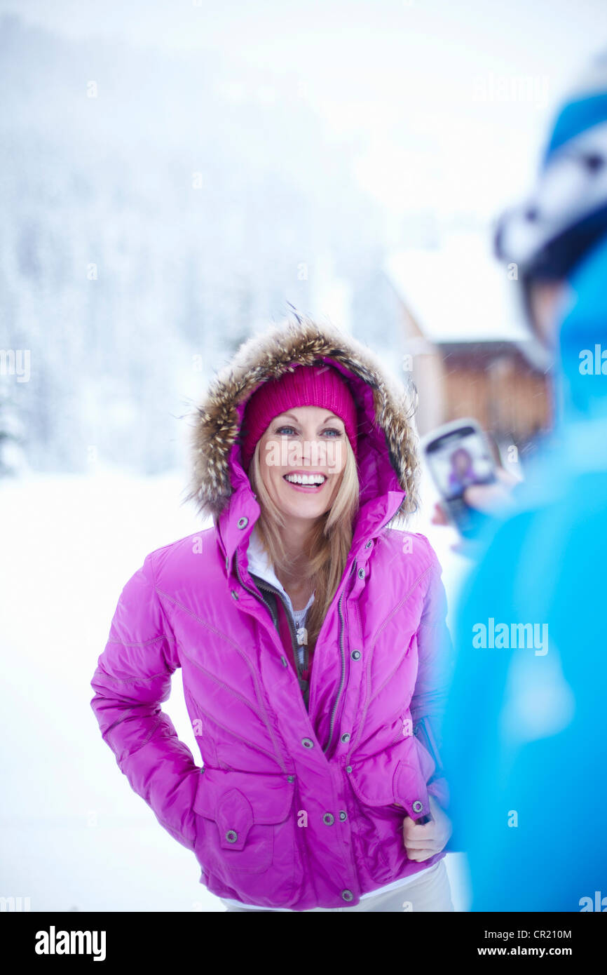 Hombre tomar la fotografía de la novia en la nieve Foto de stock