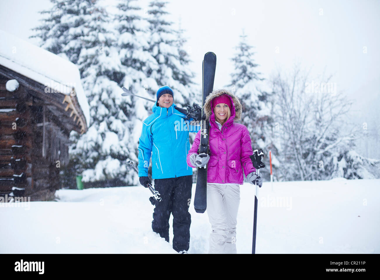 Par llevar esquís y bastones en la nieve Foto de stock