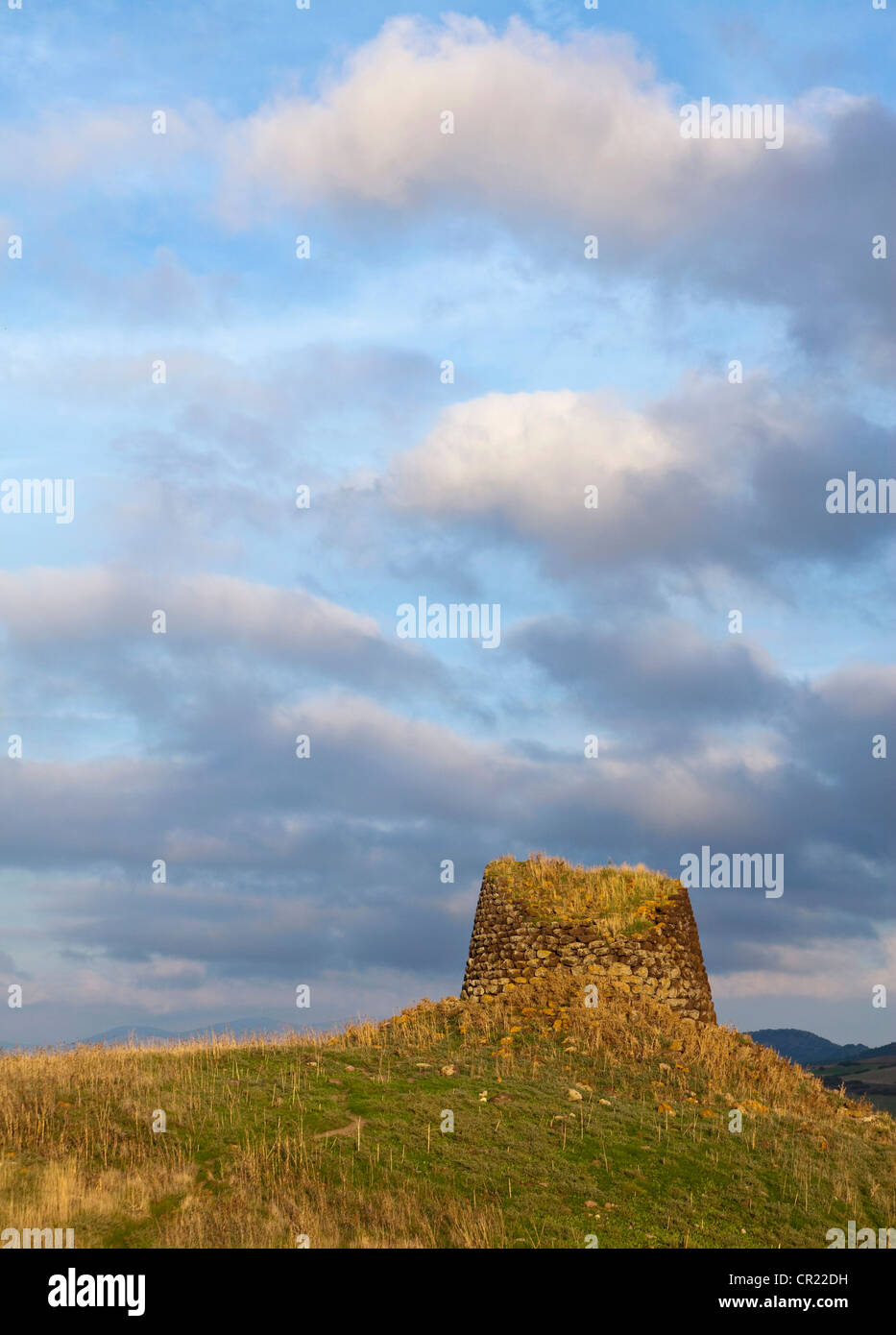Estructura de piedra en grassy hill Foto de stock