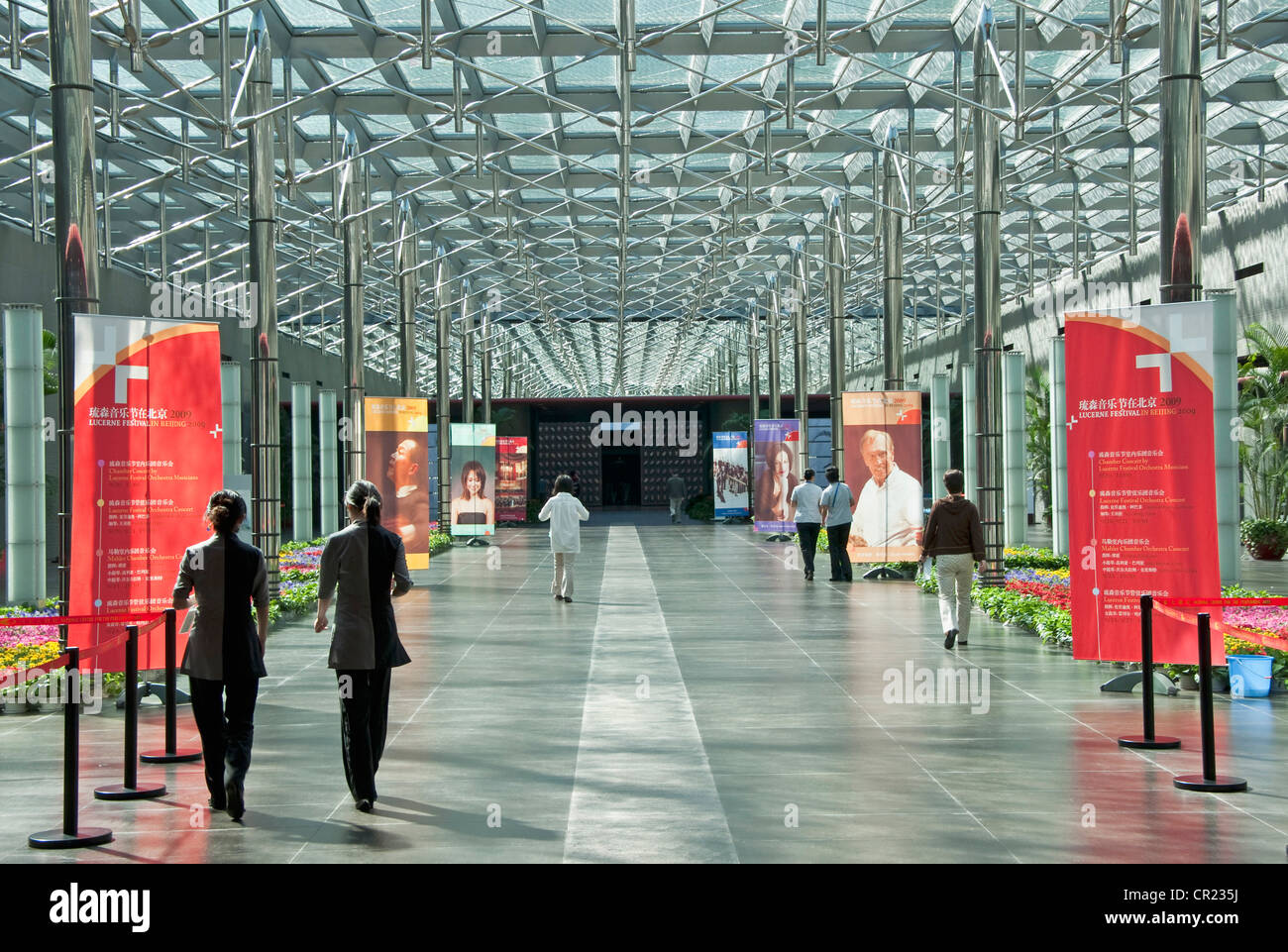 China: Centro Nacional de las Artes Escénicas, el Gran Teatro Nacional, pasillo de entrada debajo de la piscina reflectante, en Beijing Foto de stock