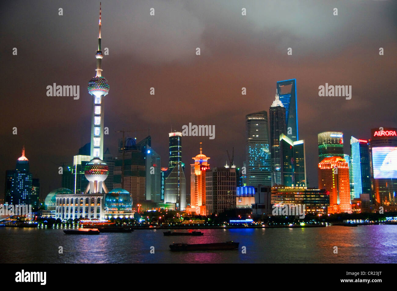 China: El horizonte de Pudong de Shanghai en la noche Foto de stock