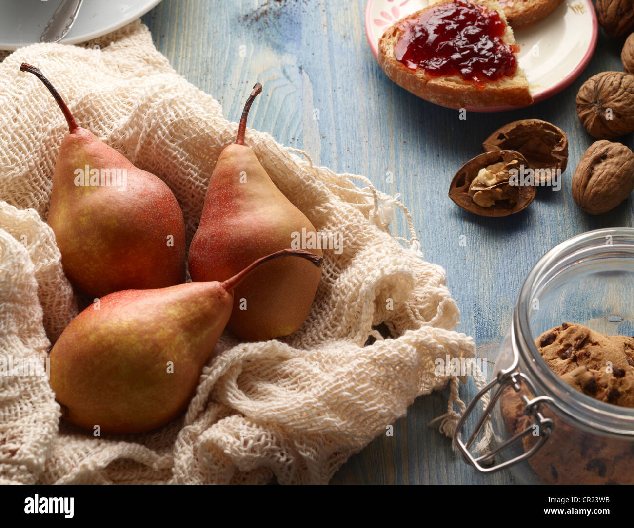 Las peras, nueces, galletas y pan con mermelada Foto de stock