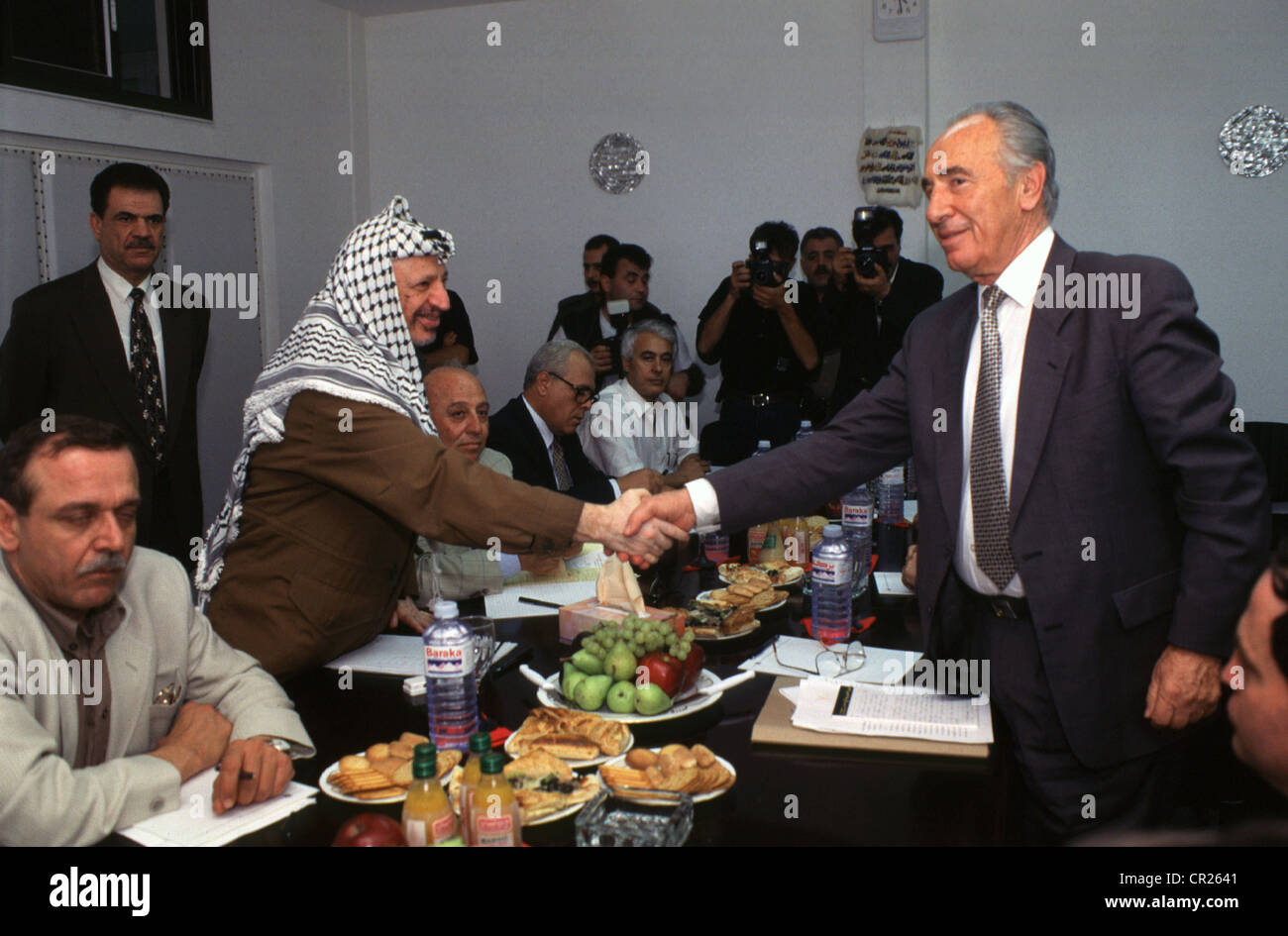 Shimon Peres y Yasser Arafat se reúnan a la prensa tras su reunión en Gaza. Foto de stock