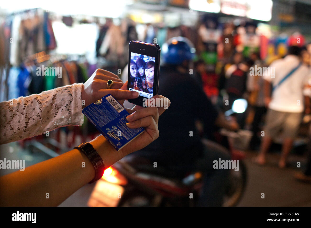 Los turistas asiáticos tomar una foto de sí mismos con un iPhone 4s en Khao San Road, Bangkok, Tailandia. Foto de stock