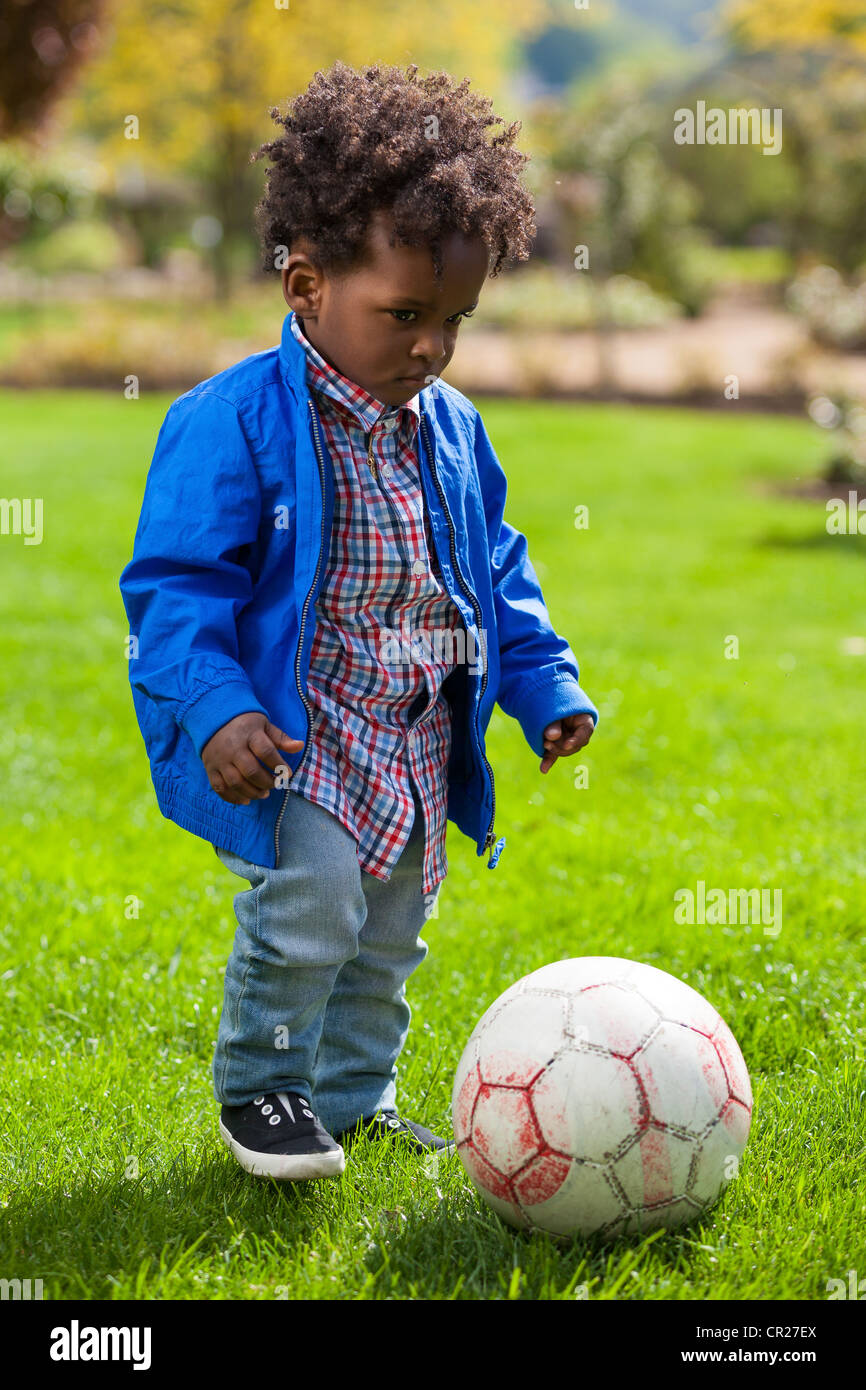Retrato de un exterior negro guapo bebé jugando fútbol Fotografía de stock  - Alamy