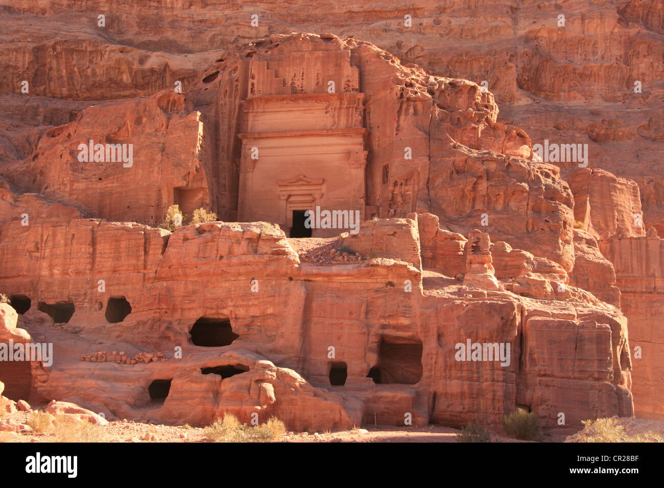 Templo de piedra arenisca tallada montaña, Petra, Jordania, ORIENTE MEDIO Foto de stock