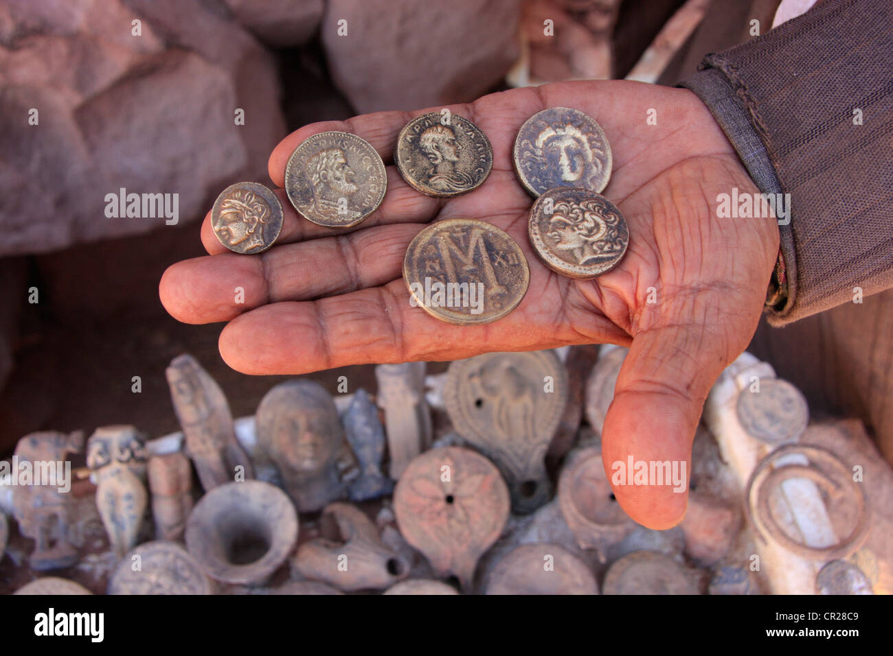 Los beduinos la celebración de monedas antiguas, Petra, Jordania, ORIENTE MEDIO Foto de stock