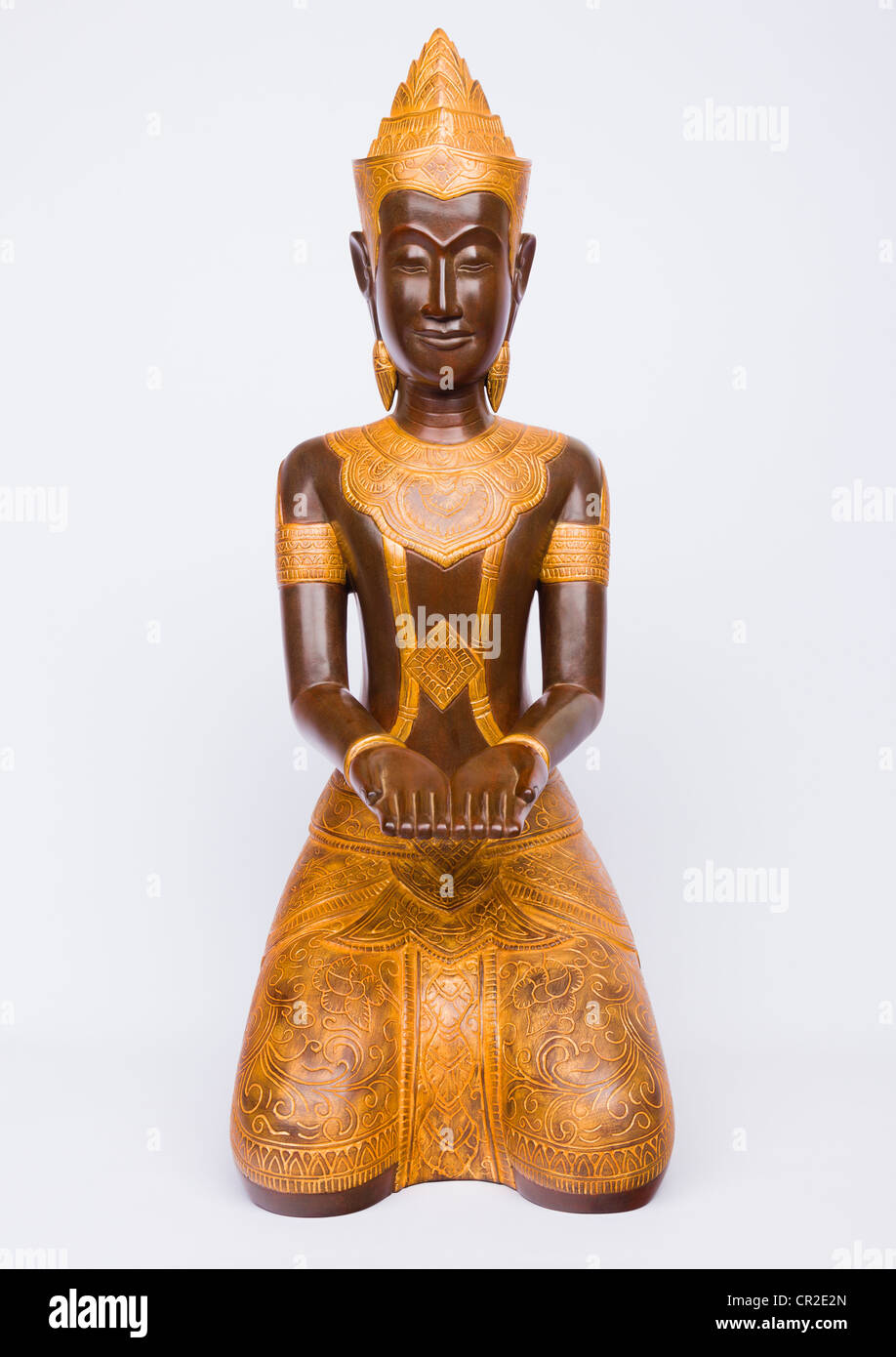 Estatua policromada de rodillas adorador Khmer contra un fondo blanco - la provincia de Siem Reap, Camboya Foto de stock