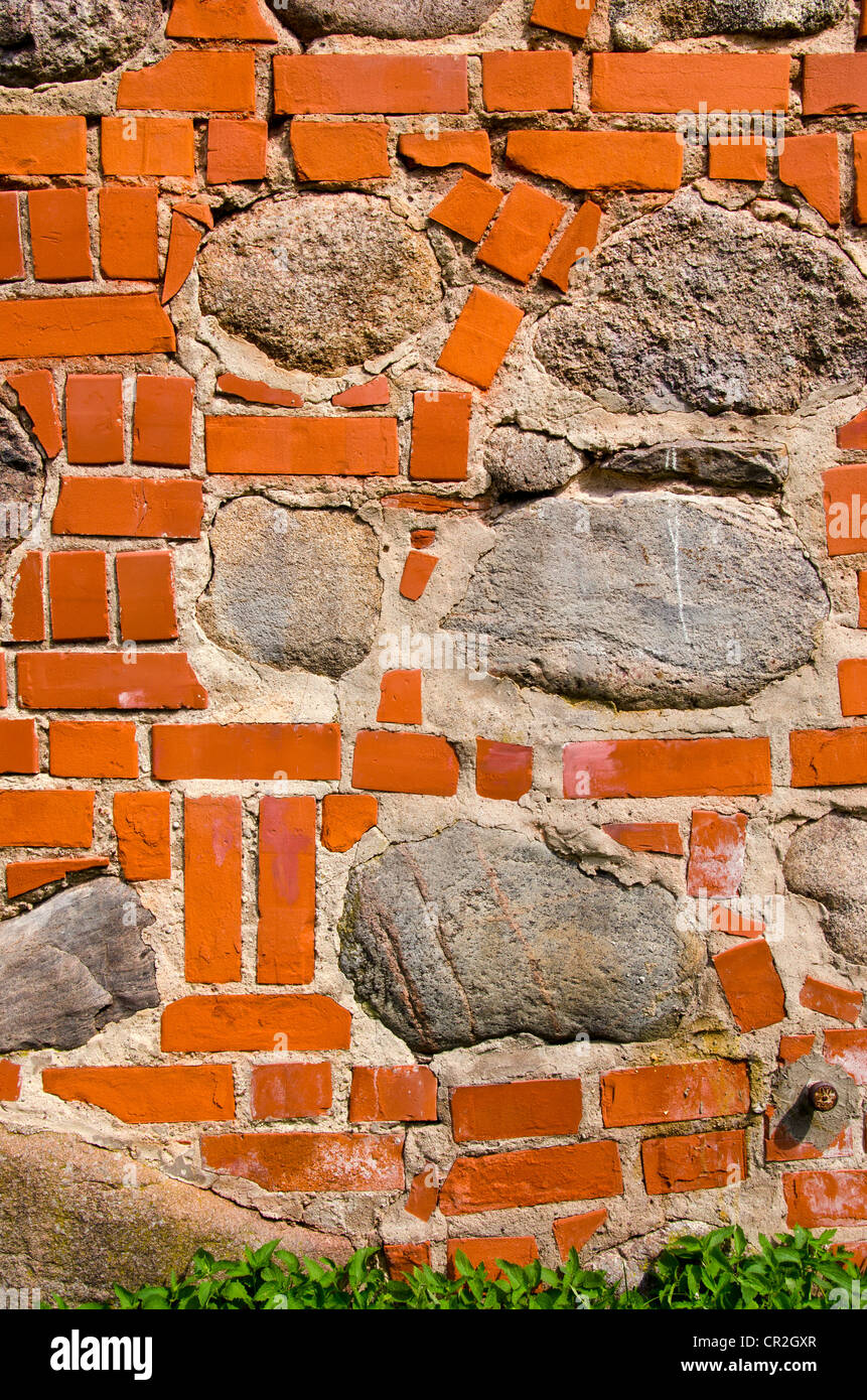 Grandes piedras en la pared de ladrillo rojo. Arquitectura closeup detalles del fondo. Foto de stock