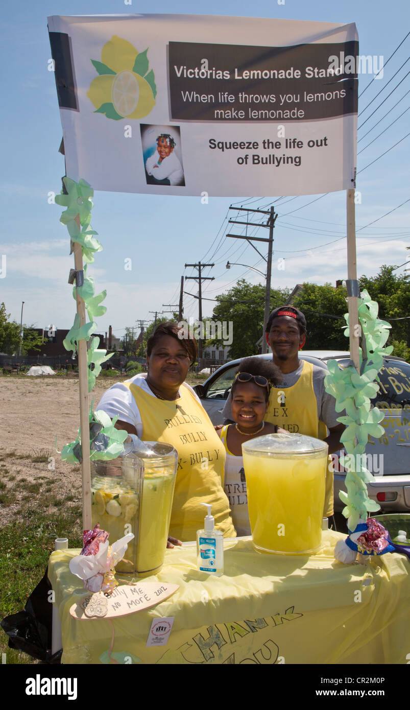 Detroit, Michigan - una niña que ha sido "extremadamente intimidado" vende limonada para concienciar del problema de intimidación. Foto de stock
