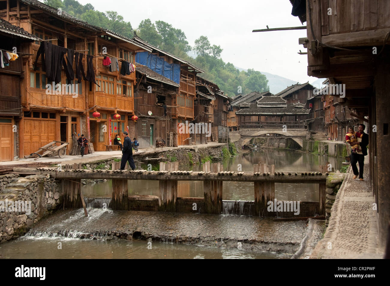 Un pequeño puente que cruza un arroyo y un 'viento y lluvia' Puente, zhaoxing dong village, en el sur de china Foto de stock