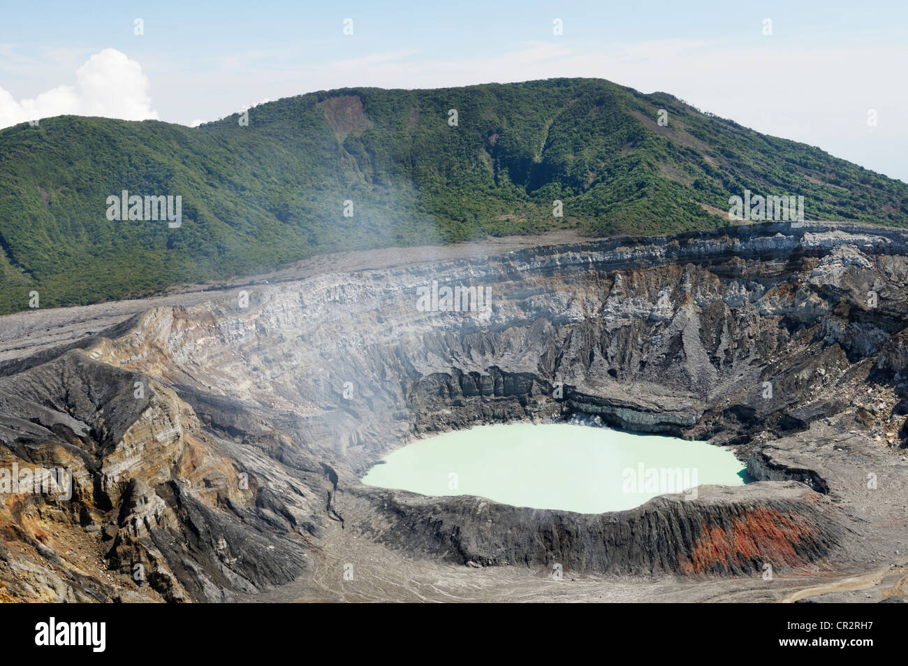 Parque Nacional Volcan Poas, Costa Rica. Vapor volcánico se eleva desde Laguna caliente, la parte activa del volcán Foto de stock