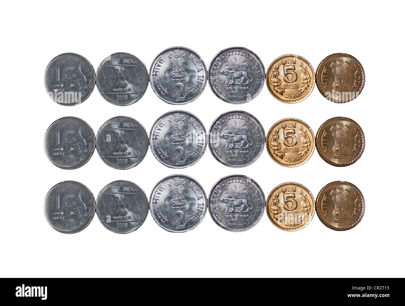Cerca de 3 filas de moneda india, monedas, 5 rupias, 2 rupias, 1 rupia,  aislado sobre fondo blanco, copia el espacio Fotografía de stock - Alamy