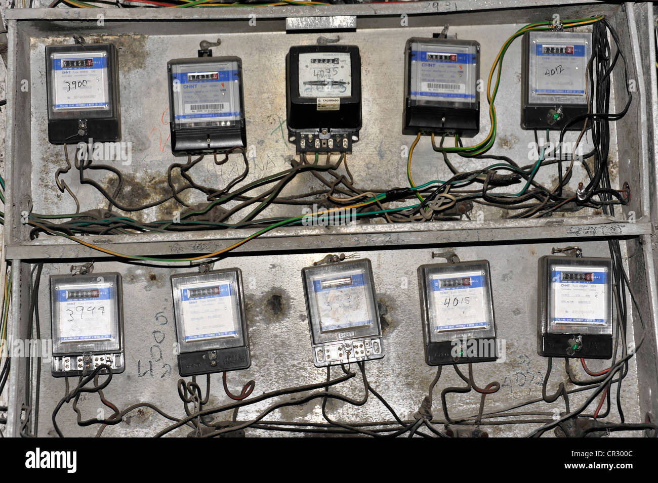 Abra medidor de electricidad en la entrada de una casa, el centro de La  Habana, Centro Habana, Cuba, Antillas Mayores, el Caribe, América Central  Fotografía de stock - Alamy