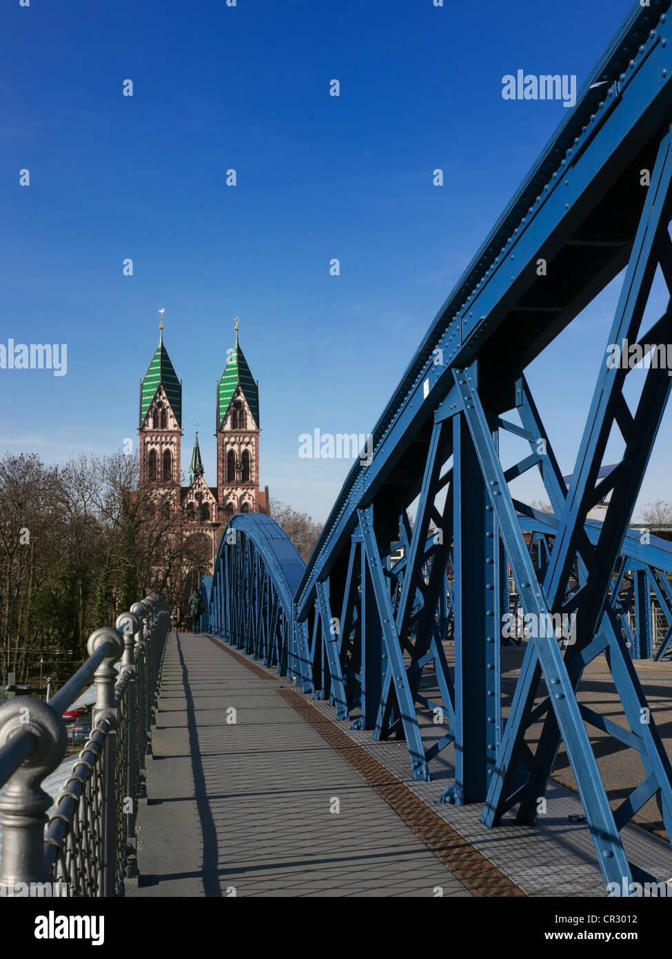 Blue Bridge y la iglesia del Sagrado Corazón en Freiburg im Breisgau, Selva Negra, Baden Wuerttemberg, Alemania, Europa publicground Foto de stock